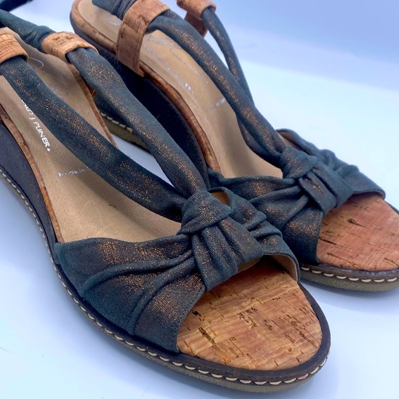 Donald J. Pliner Metallic Gold Glittery Iridescent Woman’s Sling Back Wedge 8 - Picture 1 of 14